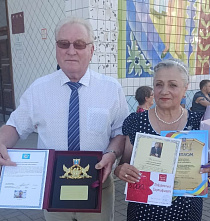 Василий Голубев поздравил зимовниковцев Степана и Любовь Салей с золотой свадьбой