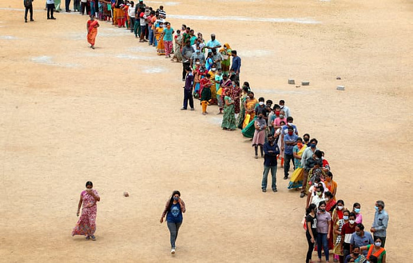 Очередь за вакциной от COVID-19 в провинции Индии 