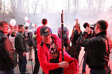 Болельщики встретили хоккеистов фейерверком, и наградили именными медалями