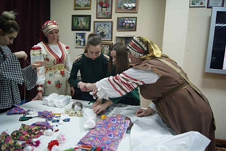 Сделать десятиручку и станцевать