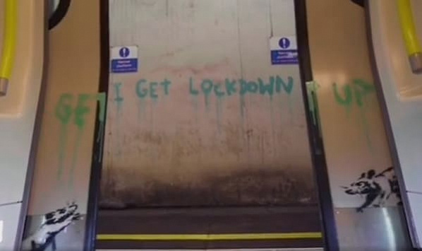 Анонимный художник Бэнкси разрисовал вагон лондонского метро крысами, посвятив работу коронавирусу