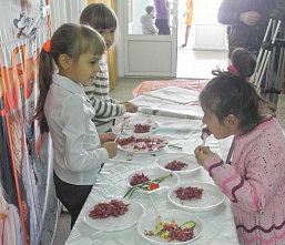 «Тетя, дядя, не ленитесь, на газету подпишитесь!»