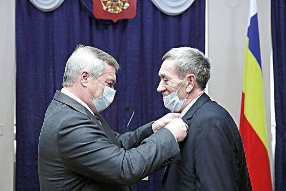 По поручению президента страны губернатор Василий ГОЛУБЕВ вручил Николаю ЗАСЬКО медаль ордена «За заслуги перед Отечеством» II степени за многолетний труд на земле.