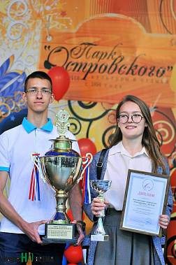 Александр ГУСЬКОВ, Вероника ЗИНЯКОВА и Екатерина РЫБАЛЬЧЕНКО – победители конкурса «Юный журналист года».