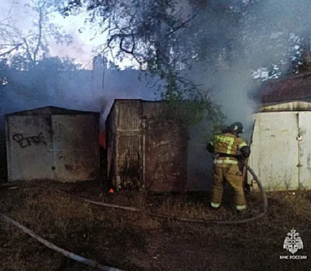 Короткое замыкание и неосторожность: в Ростовской области горят гаражи