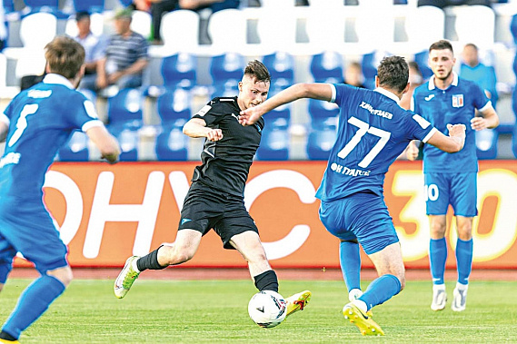 Ворота «Туапсе» атакует лучший бомбардир сезона ФНЛ-2 Иван ОЛЕЙНИКОВ. Фото с сайта ФК «Чайка»