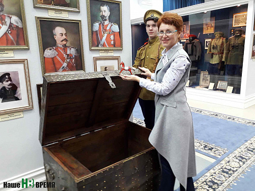 «В кованных сундуках казаки хранили не только личные вещи, но и подарки для родных и близких», – говорит руководитель КВУ «Донская казачья гвардия» Ирина РОМАНОВА.