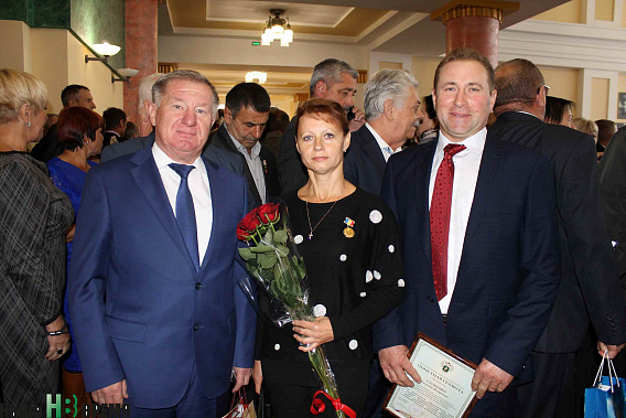 Руководитель СПК «50 лет Октября» Неклиновского района Сергей Сухомлинов и члены его команды – доярка Елена Ковалева и механизатор Евгений Глущенко. Руководитель СПК «50 лет Октября» Неклиновского района Сергей Сухомлинов и члены его команды – доярка Елена Ковалева и механизатор Евгений Глущенко.