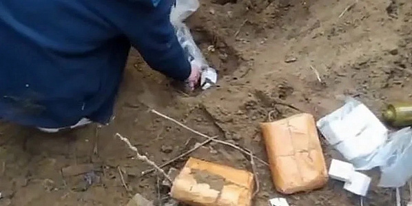 Один из схронов с взрывчаткой, обнаруженный в ходе обысков у членов 