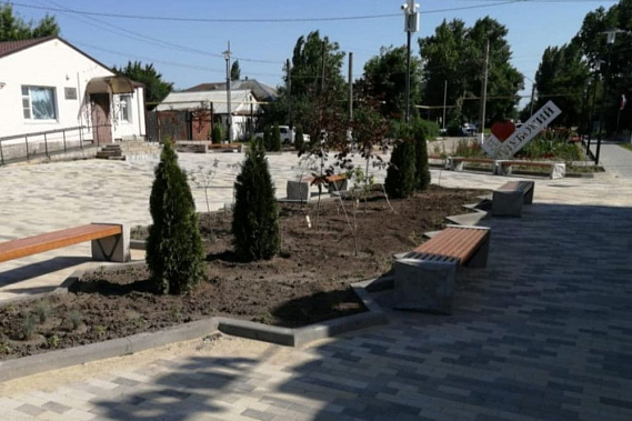 В поселке Глубоком благоустроили центральную площадь