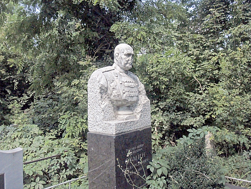 В Ростове измываются над памятником и памятью боевого генерала...