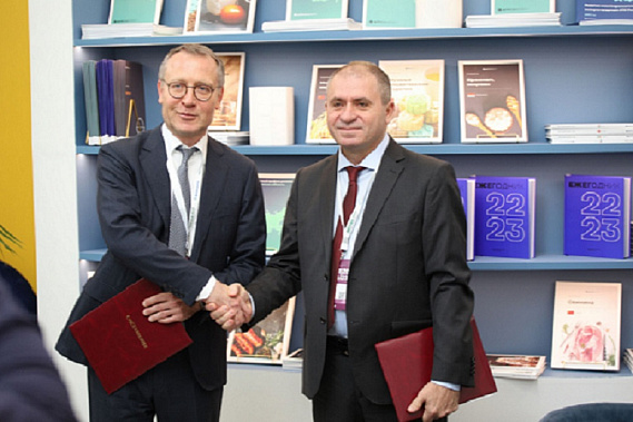 После подписания соглашения. К. Рачаловский (справа) и Д. Краснов, скрепили подписанный документ рукопожатием. Источник фото: пресс-служба губернатора Ростовской области.