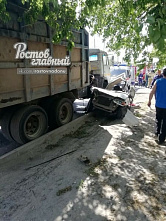В центре Ростова КамАз раздавил «Ладу»