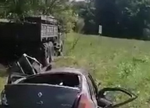 На автодороге в Октябрьском районе легковой автомобиль столкнулся с военной машиной