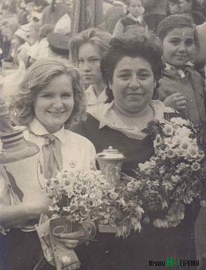 А. В.  Жаркова и А. В. Мардиросова. 1962 год. Фото из архива школы № 5.