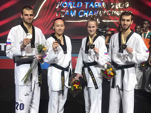 Сборная России по тхэквондо (микст). Полина ХАН – вторая слева.