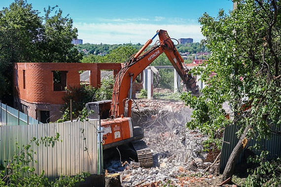 В Ростове снесли недостроенный жилой дом