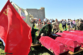 На братских могилах не ставят крестов