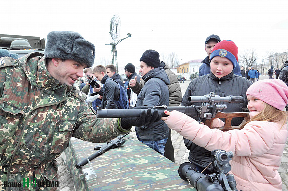 Владеть оружием учатся не только мальчики, но и девочки.