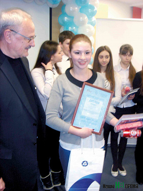 Член жюри конкурса водных проектов кандидат наук Алексей БОРОВИК поздравляет Екатерину БАРАНОВУ с успешной защитой «бобровой» темы.