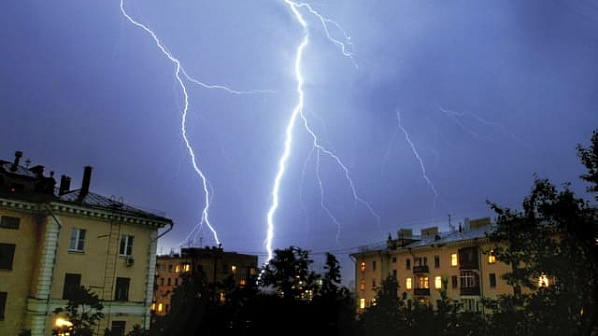 На Дону в ближайшие часы ожидаются ливни  с грозой  и ураганным ветром