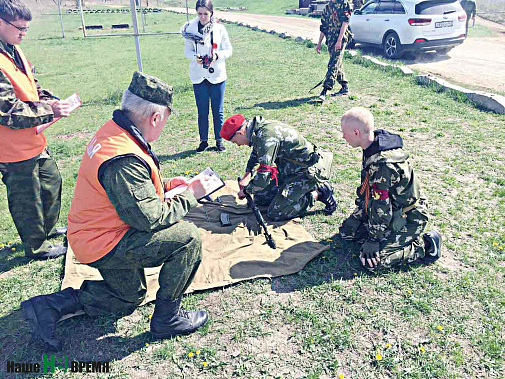 Ловко разобрать–собрать калашников может каждый юнармеец.