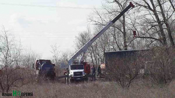 Погрузка бочек в спецтранспорт. Наконец-то окрестности станицы избавились от опасного соседства.