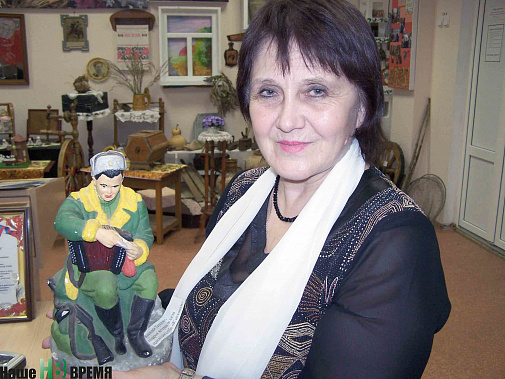 Вера Александровна Кадченко с музейным Теркиным.