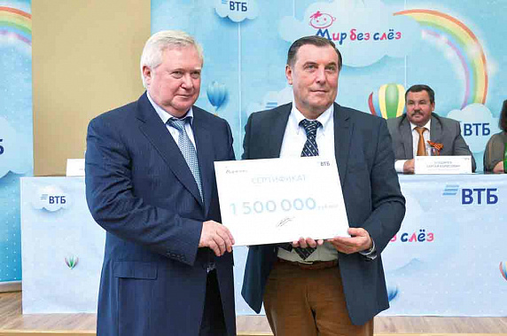 Вице-президент банка ВТБ Александр ЕРОФЕЕВ вручил подарочный сертификат главному врачу Ростовской городской больницы № 20 Юрию ДРОНОВУ. Эти средства пойдут на приобретение необходимого для детского ортопедического отделения высокоэффективного оборудования Вице-президент банка ВТБ Александр ЕРОФЕЕВ вручил подарочный сертификат главному врачу Ростовской городской больницы № 20 Юрию ДРОНОВУ. Эти средства пойдут на приобретение необходимого для детского ортопедического отделения высокоэффективного оборудования