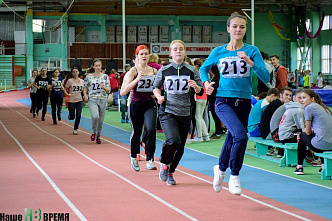 За девушками юноши бежали...