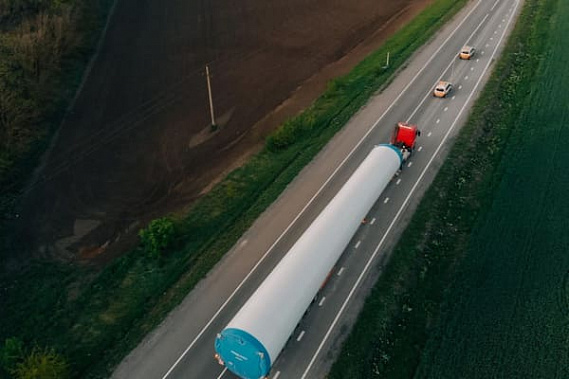 На Азовскую ветроэлектростанцию доставили первые башни
