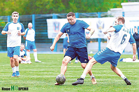 Финальный матч, атакует Михаил ОСИНОВ (в центре).