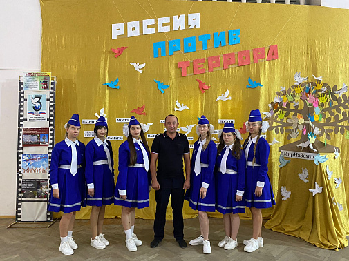 В Каменске-Шахтинском полицейский помог детям создать «Дерево Мира»