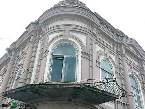 Фигурные кованые ограждения балконов срезали за одну ночь, оставив на память лишь фрагмент.