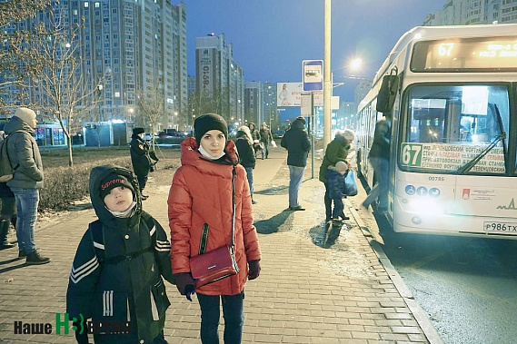 Первокласснику Мише КАКОТКО в школу надо ехать на автобусе. Одного его родители отпустить не решаются. Папа рано уходит на работу. А мама не может без присмотра оставить младшую дочь — приходится искать себе подмену. А ведь Мишу и встретить из школы надо