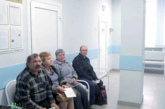 Пятница. 8. 50. «Толпа» со всего коридора, где принимают пять врачей.