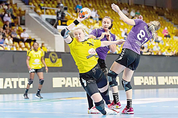 Ворота «Университета» атакует Ксения МАКЕЕВА.