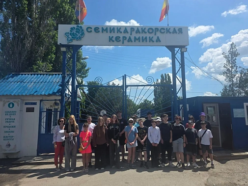 Участники проекта «Помни, что ты уникален!» расписывали керамику в Семикаракорске