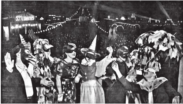 В ночь с 5 на 6 августа в московском парке культуры и отдыха им. Горького состоялся ставший уже традиционным ежегодный карнавал. На снимке – группа участников на балконе центрального павильона парка.