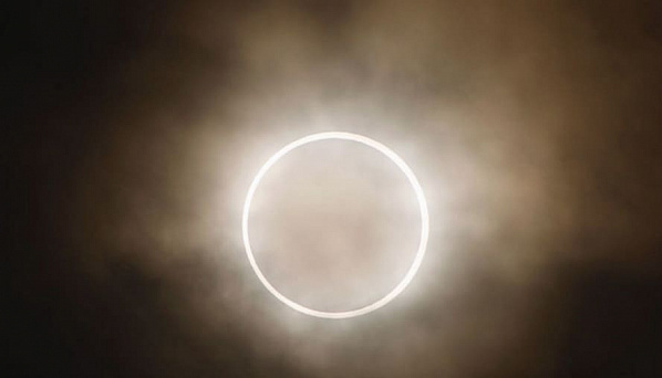 Жители северного полушария увидели редкое солнечное затмение