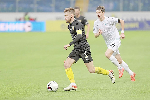 С мячом – капитан «Ростова» Данил Глебов. После встречи он подошел к болельщикам и признал, что «Ростов» облажался... Фото из открытых источников