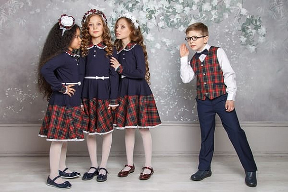Треть родителей младших школьников не покупают школьную форму и ждут новостей о форме обучения
