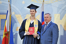 В ДГТУ вручили дипломы лучшим выпускникам