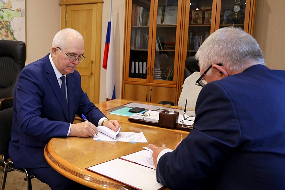 После назначения С. Бондаренко подписал контракт с гордумой. Источник фото: официальный портал администрации Новошахтинска.