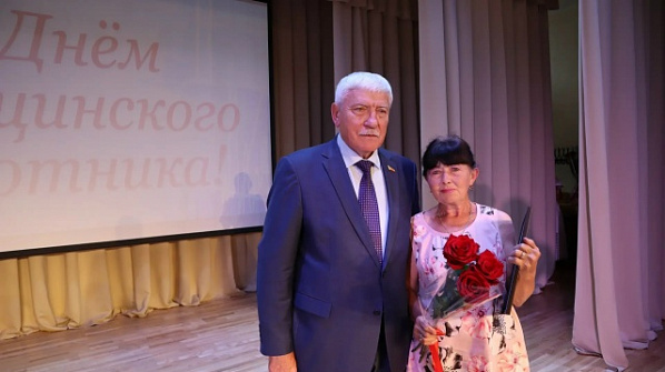  Кашарских медиков поздравили с профессиональным праздником