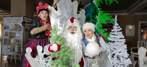 В Шахтах Дед Мороз и Снегурочка не только встречают детей в театре, но и навещают юных пациентов местной больницы.