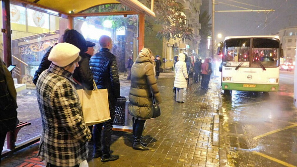 В ожидании своего автобуса. Источник фото: RostovGazeta.ru.