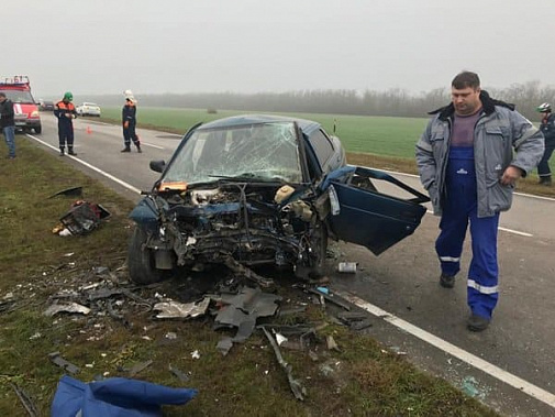 В лобовом столкновении машин на донской трассе погиб ребенок