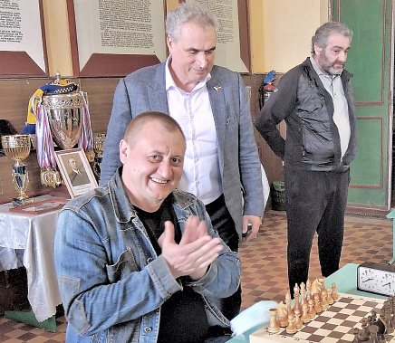 Михаил КОРНИЕНКО (сидит) очень любил жизнь, был заядлым спортсменом, давал уроки юным шахматистам...