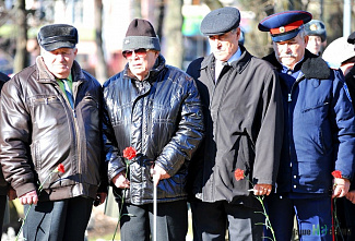 Возложили цветы к мемориальному комплексу